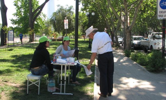 Campaña de terreno para hacer encuestas el 23 en el Parque Balmaceda Uruguay